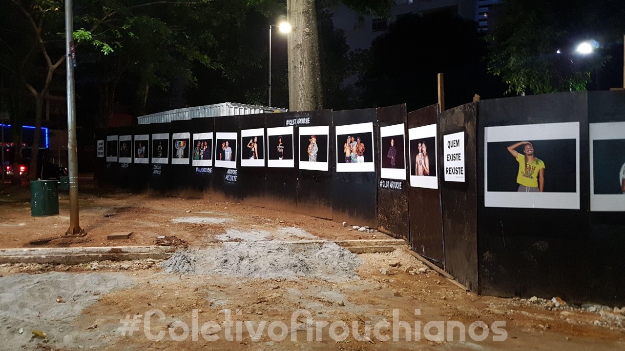 Intervenção no tapume das obras do Largo do Arocuhe com imagens do Famílias no Arouche, projeto de documentação fotográfica e audiovisual de ocupantes LGBTQIA+ do Arouche. Coletivo Arouchianos